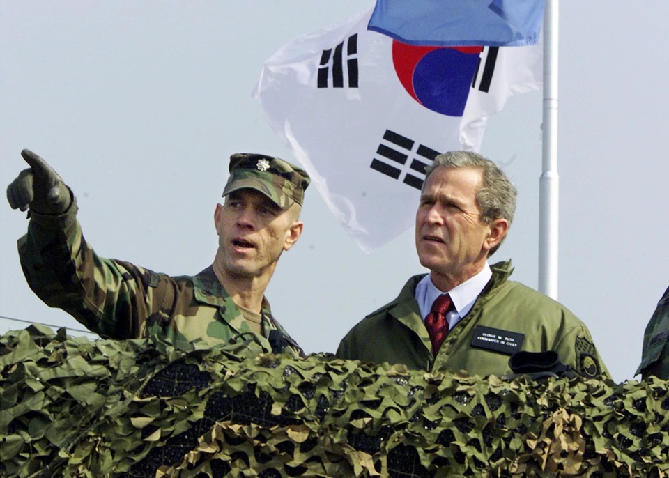Nhà Trắng tranh cãi về chuyến đi của ông Trump tới "cửa ngõ" Triều Tiên - 3 Cựu Tổng thống George W. Bush nhìn về phía Triều Tiên từ đài quan sát Ouellette năm 2002 (Ảnh: AFP)