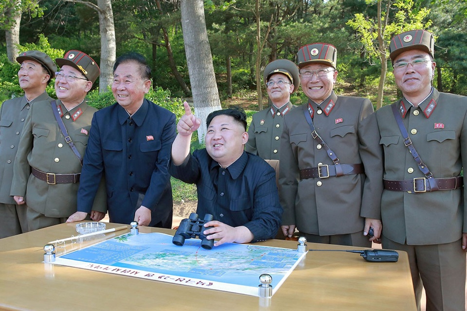 Hé lộ cách ông Kim Jong-un “trải thảm đỏ” đón các nhà khoa học Triều Tiên - 1 Các nhà khoa học tên lửa và hạt nhân đầu ngành của Triều Tiên đứng cạnh nhà lãnh đạo Kim Jong-un trong một vụ phóng thử tên lửa (Ảnh: KCNA)
