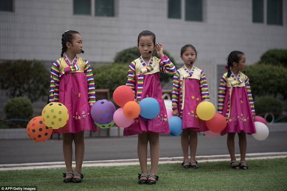 Trẻ em Triều Tiên luyện kỹ năng quân sự để "đánh bại kẻ thù" - 7
Do vậy, Triều Tiên cũng thường xuyên giáo dục các kỹ năng quân sự cho học sinh để chuẩn bị tinh thần bảo vệ đất nước.