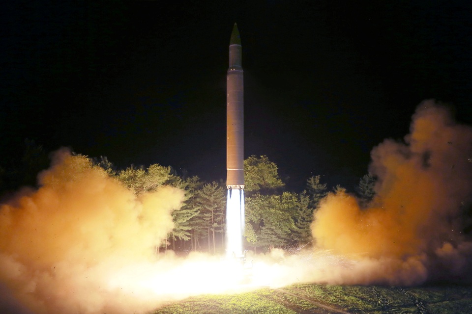 Ông Kim Jong-un tươi cười nắm tay cấp dưới khi giám sát phóng tên lửa - 2 Triều Tiên cho biết tên lửa đạn đạo liên lục địa phóng hôm 28/7 đã bay được chặng đường 998 km trong khoảng thời gian 47 phút và rơi xuống biển Nhật Bản sau khi đạt độ cao tối đa là 3.724,9 km.