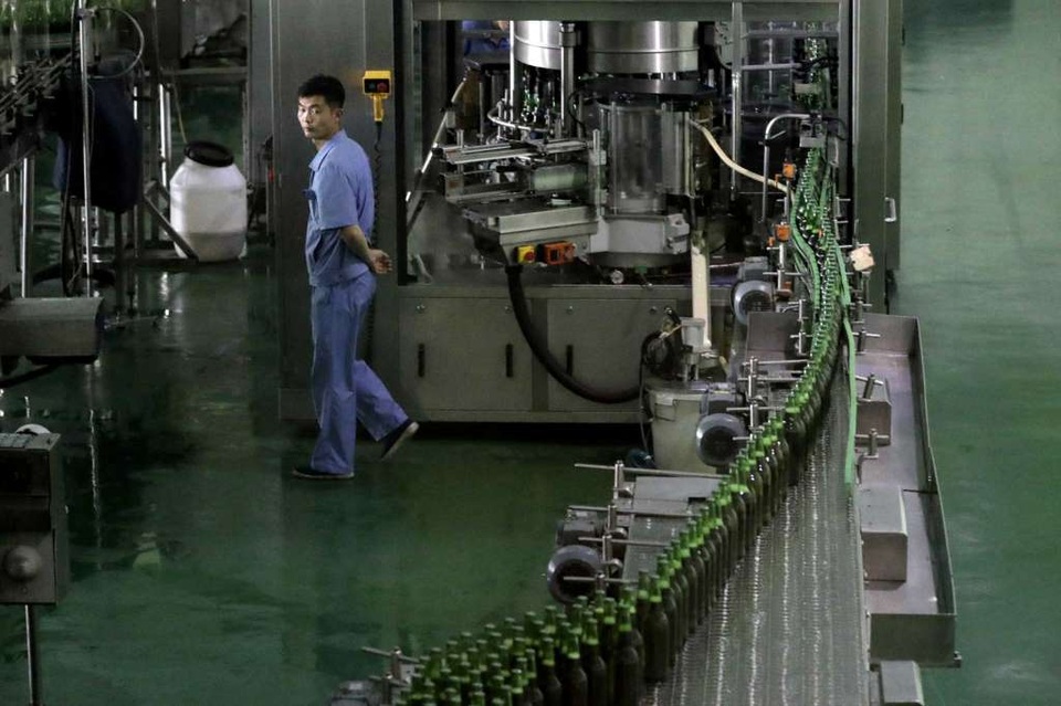 Bên trong nhà máy bia nổi tiếng tại Triều Tiên - 4 Han Hyong Chol, người phụ trách quản lý chất lượng của nhà máy bia Taedonggang, cho biết mỗi ngày nhà máy bia Taedonggang sản xuất khoảng 200.000 lít bia để đáp ứng nhu cầu của người tiêu thụ bia ở thủ đô Bình Nhưỡng - thành phố 3 triệu dân với khoảng 160 quán bia. Trong ảnh: Công nhân giám sát dây chuyền sản xuất bia tại nhà máy Taedonggang.