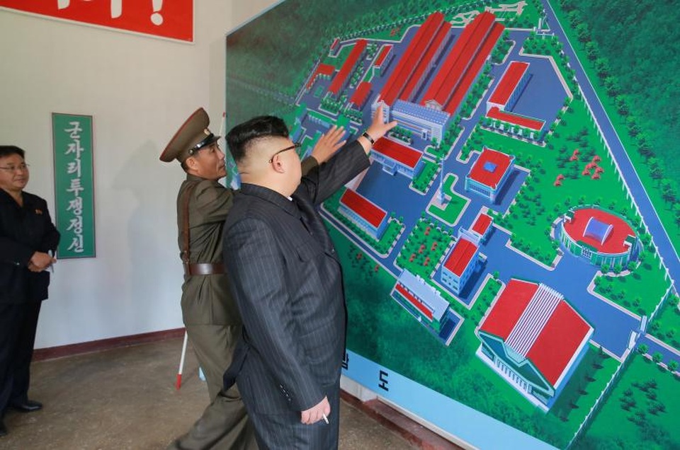 Chuyến thị sát cơ sở tên lửa giữa lúc “nước sôi lửa bỏng” của ông Kim Jong-un - 4 Triều Tiên hồi tháng trước đã tuyên bố phóng thành công 2 tên lửa ICBM và cảnh báo tên lửa nước này có thể bắn tới bất kỳ khu vực nào trên lãnh thổ Mỹ. Trong khi đó, giới chuyên gia cho rằng Triều Tiên hiện vẫn chưa đạt được công nghệ thu nhỏ đầu đạn hạt nhân để gắn trên trên lửa đạn đạo, cũng như công nghệ hồi quyển cho tên lửa sau khi rời bệ phóng.