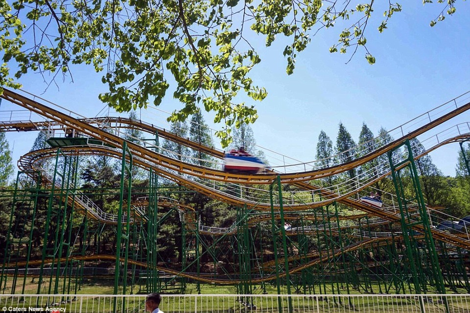 Có gì bên trong công viên giải trí hiện đại của Triều Tiên? - 8 Tàu lượn đi khắp khuôn viên bên trong