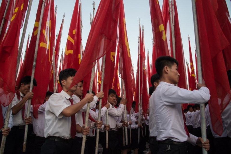 Hàng chục nghìn người Triều Tiên tuần hành chống Mỹ giữa lúc căng thẳng - 5 Cùng ngày, các quan chức cấp cao của đảng Lao động Triều Tiên và quân đội Triều Tiên cũng tổ chức các cuộc mít tinh để ủng hộ tuyên bố chống Mỹ của nhà lãnh đạo Kim Jong-un. (Ảnh: AFP)