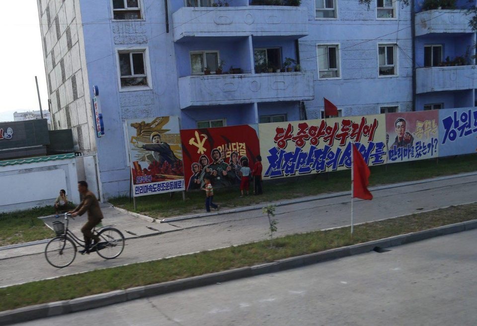 Thông điệp chống Mỹ ở Triều Tiên - 4 Hình ảnh quân đội và cờ Triều Tiên xuất hiện nhiều trong các tranh ảnh tuyên truyền đặt trên các tuyến đường.