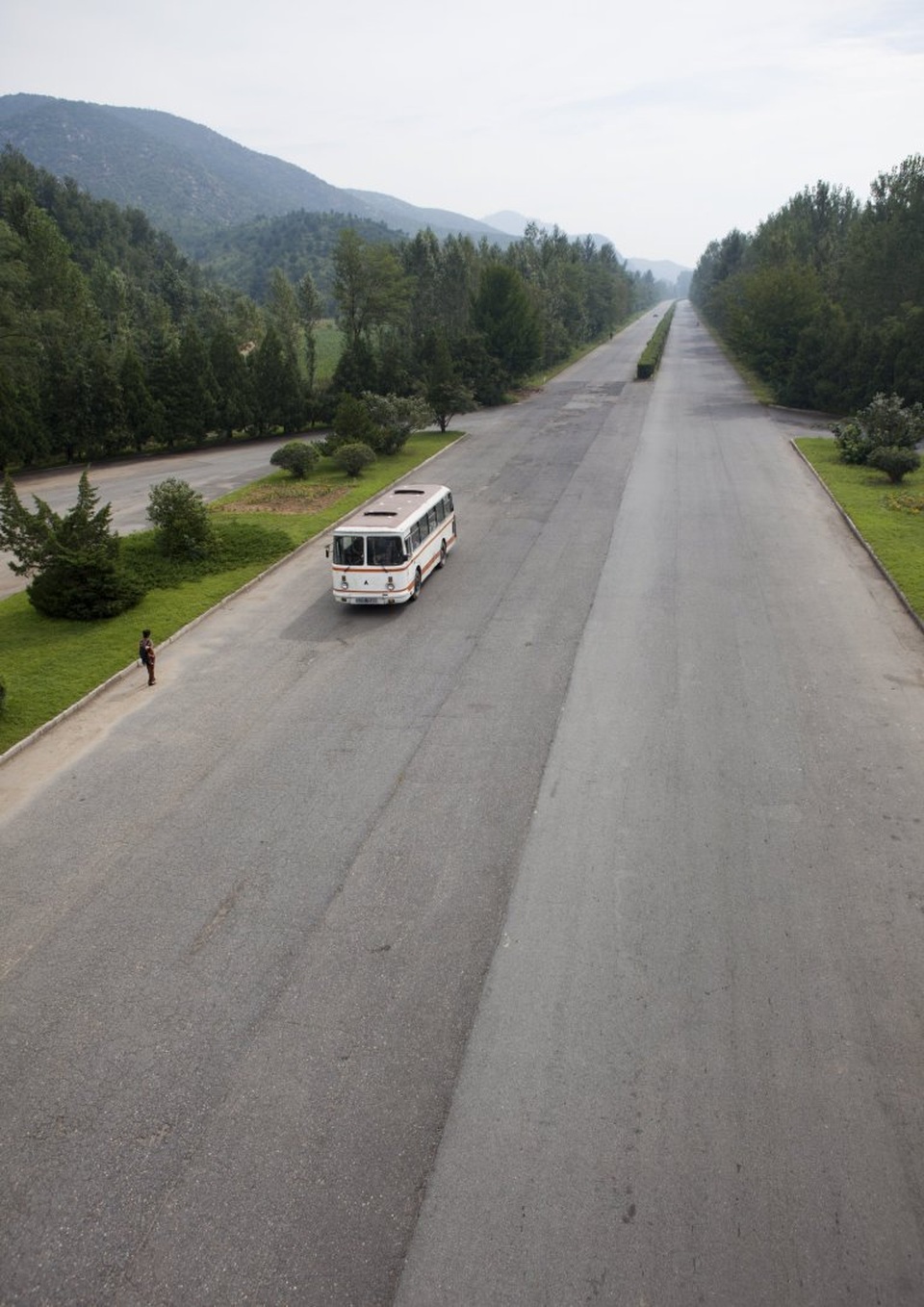 Đường cao tốc vô cùng "khác lạ" ở Triều Tiên - 7 Một người đang đứng đợi xe bus trên đường cao tốc Kaesong