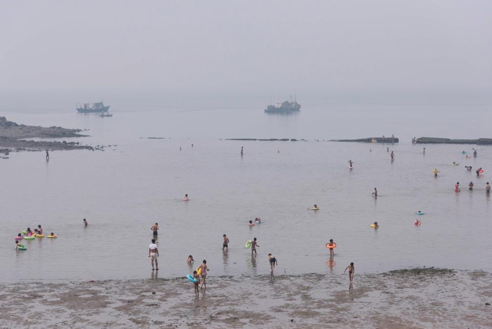 Người Triều Tiên vui chơi “thả ga” trên bãi biển - 7 Các dịch vụ dành cho khách du lịch tại bãi biển Triều Tiên chưa được khai thác nhiều. Số lượng khách du lịch tới đây cũng không quá đông. (Ảnh: AFP)