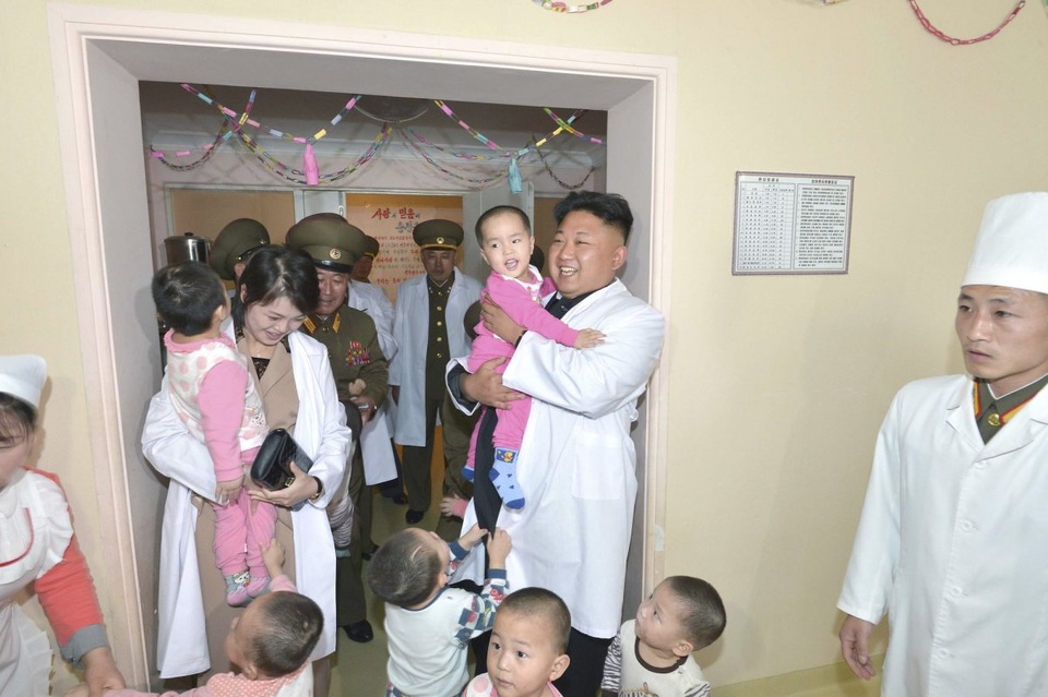 Cuộc sống kín tiếng của Đệ nhất phu nhân Triều Tiên - 12 Tình báo Hàn Quốc nói rằng con đầu lòng của ông Kim Jong-un sinh năm 2010 được xác định là con trai. Trong khi đó, một số nguồn tin cho biết hai người con đầu của nhà lãnh đạo Triều Tiên đều là con gái, do vậy cặp đôi đã quyết định tiếp tục sinh thêm con thứ 3 là con trai để kế nghiệp gia đình họ Kim. (Ảnh: Reuters)