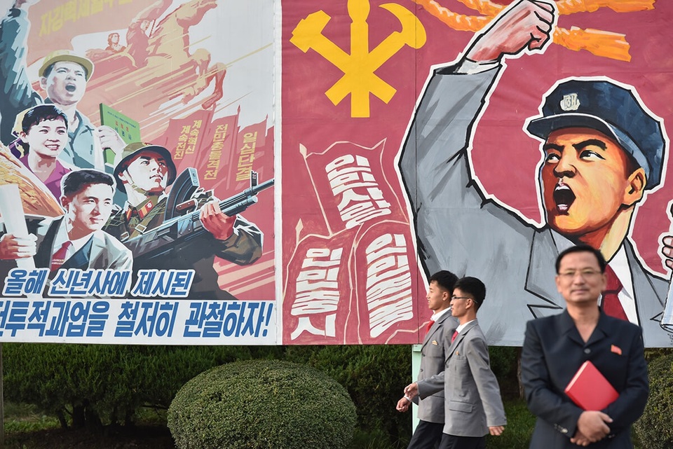 Các biểu ngữ tuyên truyền xuất hiện tại Đại học Kim Nhật Thành. Được thành lập từ ngày 1/10/1946, Đại học Kim Nhật Thành là trường đại học đầu tiên tại Triều Tiên. (Ảnh: Straitstimes/Desmond Foo)