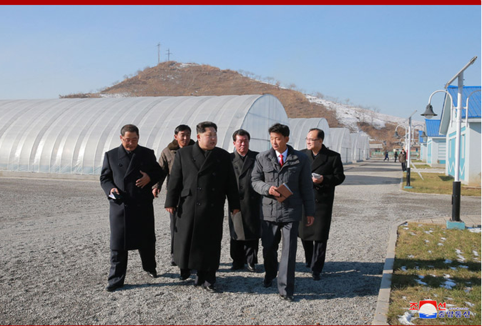 Ông Kim Jong-un thăm trang trại giữa nghi vấn “im lặng” bất thường - 1 AFP dẫn thông báo của truyền thông nhà nước Triều Tiên ngày 28/11 cho biết nhà lãnh đạo Kim Jong-un đã tới thị sát trang trại cá da trơn Sunchon ở tỉnh Nam Phyongan - một trong những công trình trọng điểm trong nền kinh tế Triều Tiên. Tháp tùng ông Kim Jong-un là các quan chức cấp cao của chính quyền Triều Tiên.