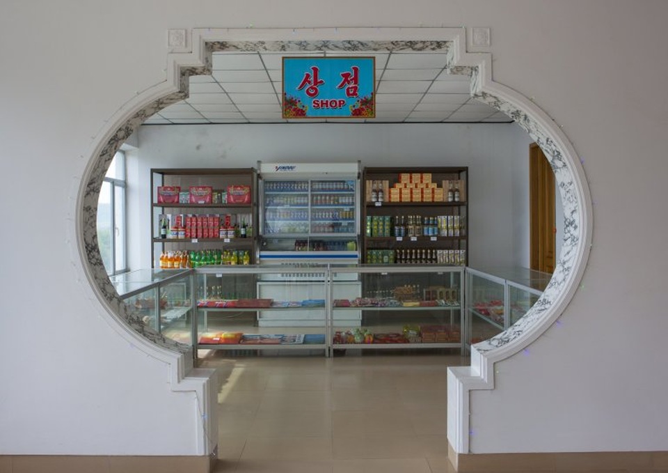 Đường cao tốc vô cùng "khác lạ" ở Triều Tiên - 6 Cửa hàng bán đồ ngay trên đường cao tốc Kaesong ở Bình Nhưỡng