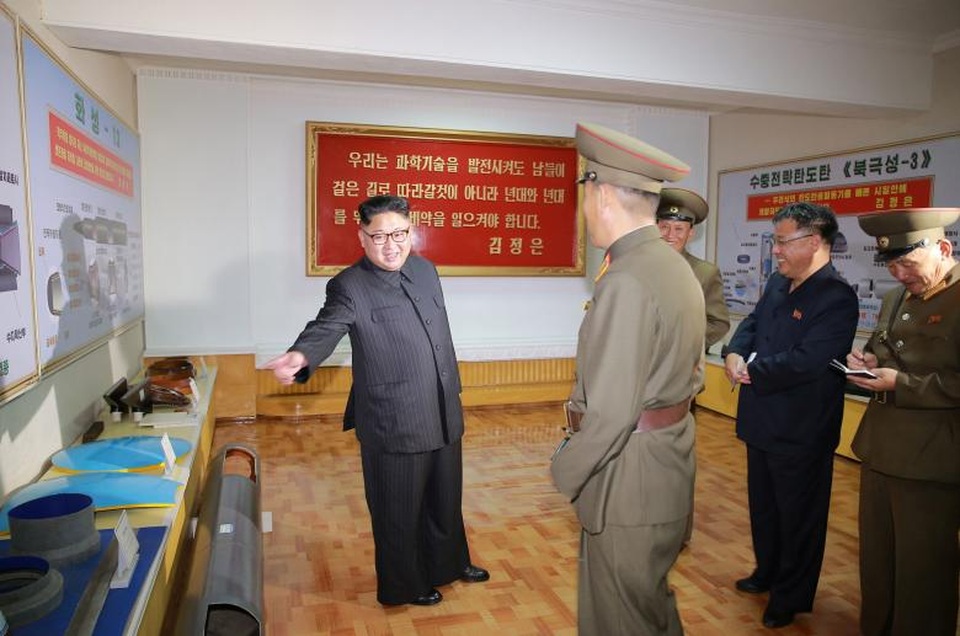 Chuyến thị sát cơ sở tên lửa giữa lúc “nước sôi lửa bỏng” của ông Kim Jong-un - 7 Một số nhà phân tích chỉ ra rằng tấm bảng bên phải trong bức ảnh này có ghi thông tin về tên lửa Pukguksong-3, dòng tên lửa mới sau hai phiên bản Pukguksong tầm trung và sử dụng nhiên liệu rắn trước đó của Triều Tiên. Trong khi đó, tấm bảng bên trái có thể là thông tin về tên lửa Hwasong - loại tên lửa được Bình Nhưỡng thử nghiệm trong những vụ thử gần đây.