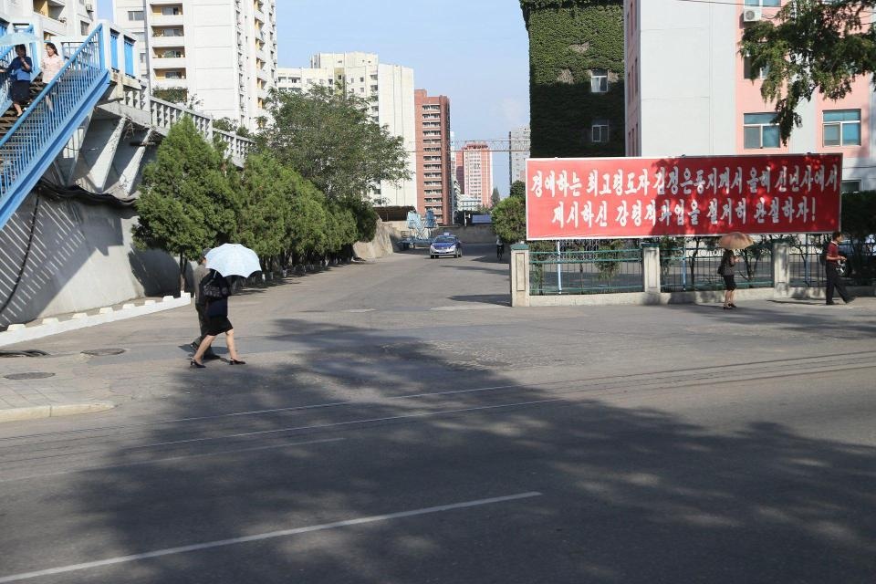 Thông điệp chống Mỹ ở Triều Tiên - 7 Hầu hết các biểu ngữ tại Triều Tiên đều in chữ trắng trên nền đỏ hoặc chữ đỏ trên nền trắng - những màu biểu tượng của đảng Lao động Triều Tiên.