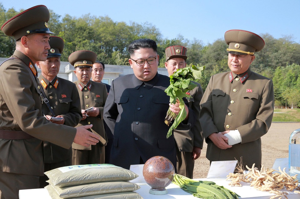 Ông Kim Jong-un tươi cười thăm nông trại giữa lúc căng thẳng - 7 Chuyến thị sát nông trại của ông Kim Jong-un diễn ra trong bối cảnh tình hình căng thẳng trên bán đảo Triều Tiên chưa có dấu hiệu hạ nhiệt. Mỹ và Triều Tiên vẫn liên tục đưa ra những cảnh báo sắc lạnh nhằm vào nhau, thậm chí không loại trừ nguy cơ xảy ra xung đột quân sự.