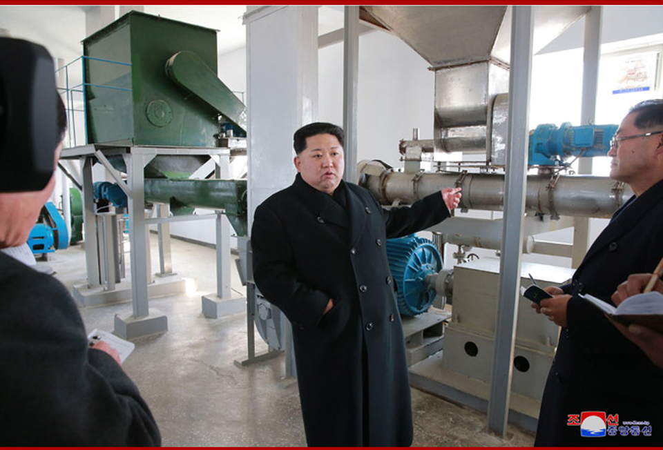 Ông Kim Jong-un thăm trang trại giữa nghi vấn “im lặng” bất thường - 7 Việc nhà lãnh đạo Triều Tiên đích thân tới thăm các cơ sở kinh tế trong thời gian gần đây được cho là một phần trong nỗ lực nhằm chứng minh cho cộng đồng quốc tế thấy rằng nền kinh tế Triều Tiên không bị ảnh hưởng bởi các lệnh trừng phạt.