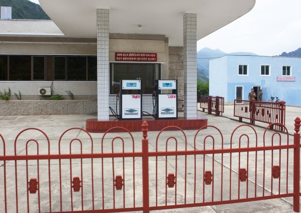Đường cao tốc vô cùng "khác lạ" ở Triều Tiên - 5 Một trạm xăng ở thủ đô Bình Nhưỡng đã đóng cửa