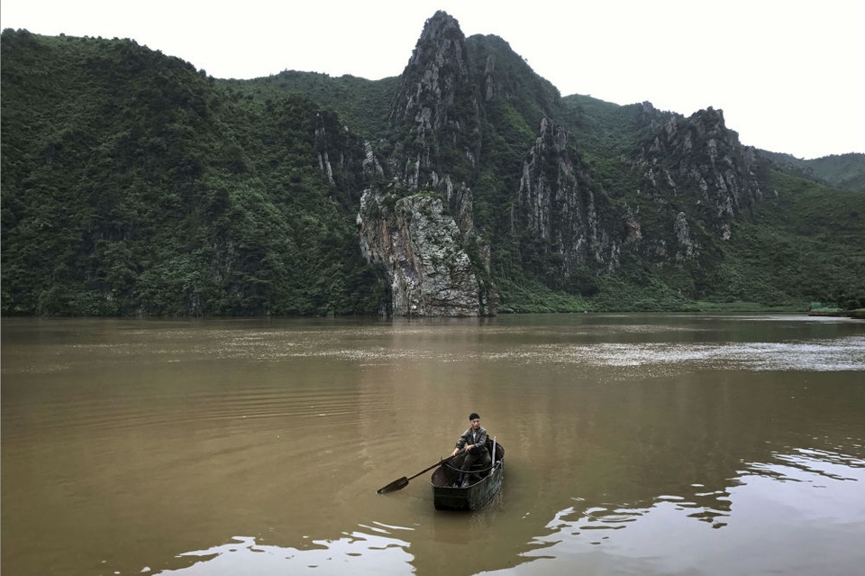 Muôn màu cuộc sống ngày hè ở Triều Tiên - 10 Một người đàn ông chèo thuyền trên hồ tại Sinpyong, dọc cao tốc Bình Nhưỡng-Wonsan ngày 22/7.
