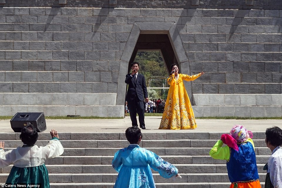 Có gì bên trong công viên giải trí hiện đại của Triều Tiên? - 4 Sân khấu biểu diễn nghệ thuật ngoài trời