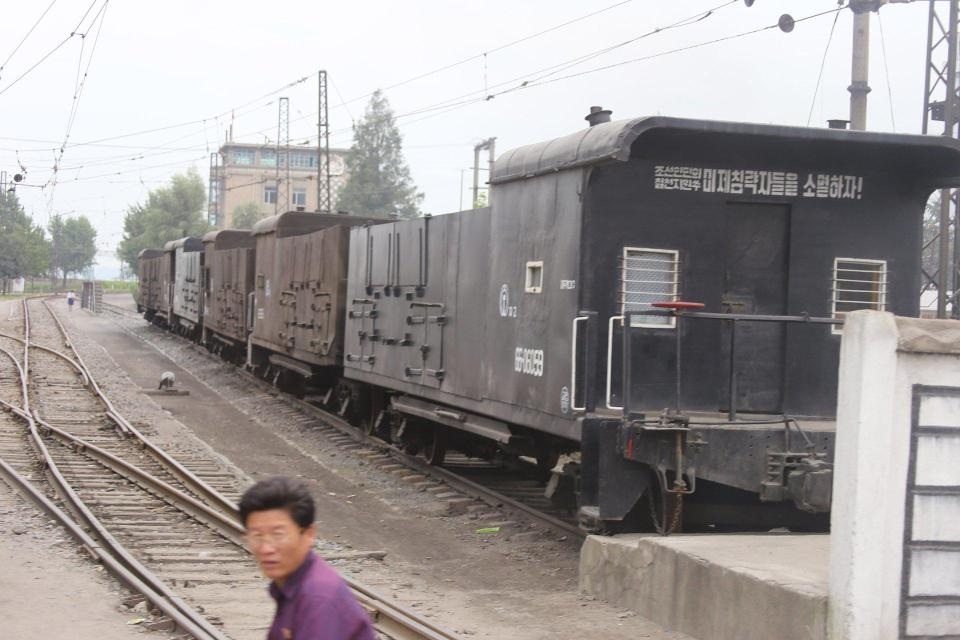 Thông điệp chống Mỹ ở Triều Tiên - 9 Các nội dung tuyên truyền chống Mỹ thậm chí xuất hiện trên cả các toa tàu hỏa tại Triều Tiên. Trong ảnh: Dòng chữ màu trắng với nội dung “Xóa sổ đế quốc Mỹ - kẻ thù đáng chết của người dân Triều Tiên”.