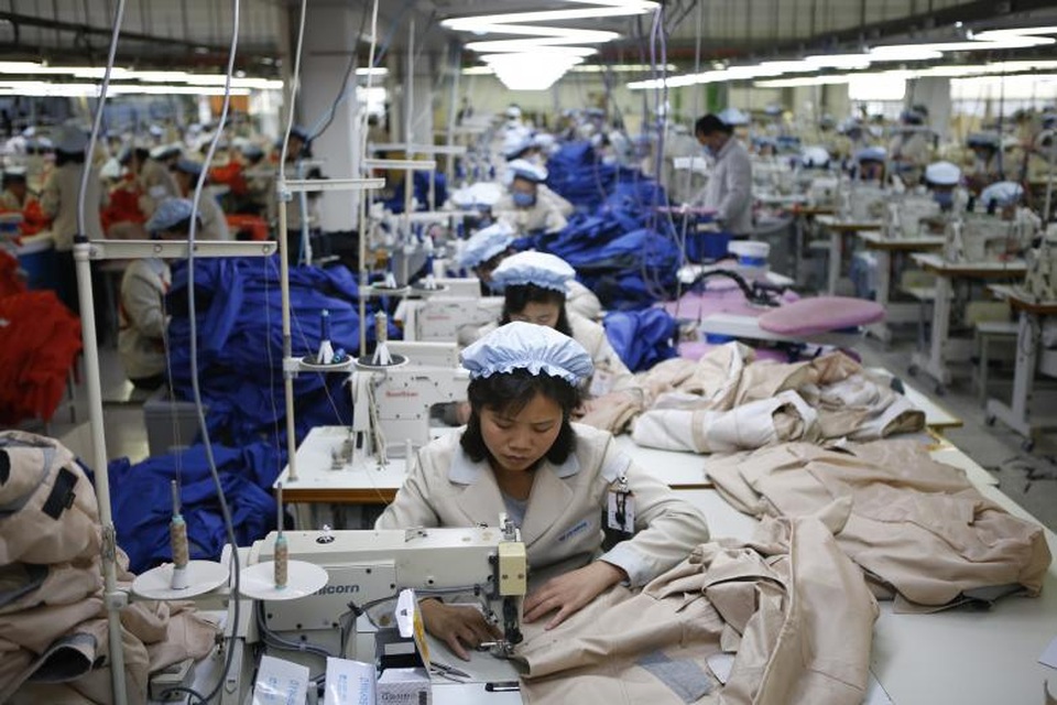 Góc nhìn đa chiều về nền kinh tế Triều Tiên - 9 Triều Tiên liên tiếp phải hứng chịu các lệnh trừng phạt của Liên Hợp Quốc từ năm 2006 đến nay liên quan tới chương trình hạt nhân và tên lửa gây tranh cãi của nước này. Đây chính là rào cản cho sự phát triển của nền kinh tế Triều Tiên trong những năm qua. Trong ảnh: Các công nhân Triều Tiên làm việc trong một nhà máy của Hàn Quốc tại Khu công nghiệp chung Kaesong ở gần biên giới hai nước.