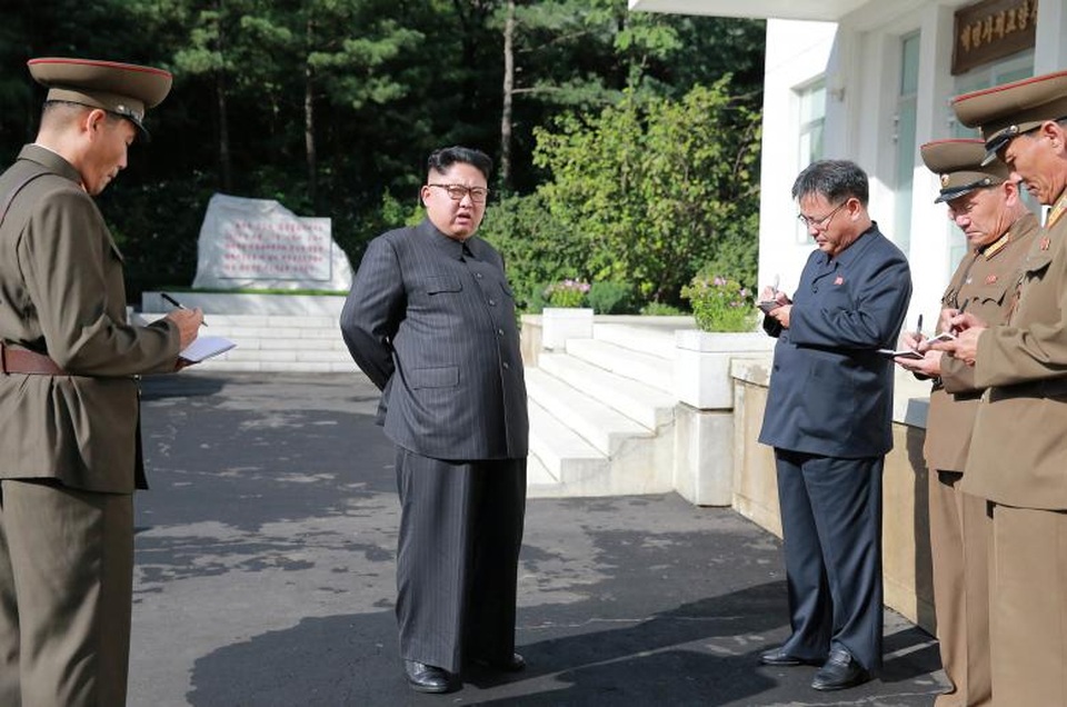Chuyến thị sát cơ sở tên lửa giữa lúc “nước sôi lửa bỏng” của ông Kim Jong-un - 9 Chuyến đi tới Viện Vật liệu hóa học của ông Kim Jong-un diễn ra trong bối cảnh Triều Tiên và Mỹ thời gian qua liên tục đưa ra những cảnh báo sắc lạnh nhằm vào nhau. Trong khi Triều Tiên công bố kế hoạch phóng tên lửa vào đảo Guam của Mỹ thì Tổng thống Donald Trump cũng dọa trút hỏa lực vào Triều Tiên.