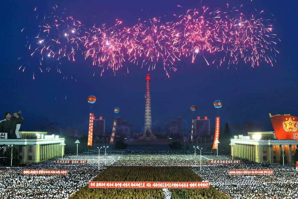 Triều Tiên bắn pháo hoa mừng thử tên lửa thành công - 1
Pháo hoa rực sáng trên quảng trường Kim Nhật Thành ở Bình Nhưỡng (Ảnh: Reuters)