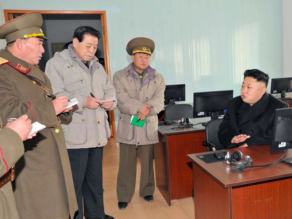 "Giải mã" đội ngũ ghi chép vây quanh nhà lãnh đạo Kim Jong-un - 3
Quan chức luôn sẵn sàng ghi lại lời nhà lãnh đạo Kim Jong-un. (Ảnh: Reuters)