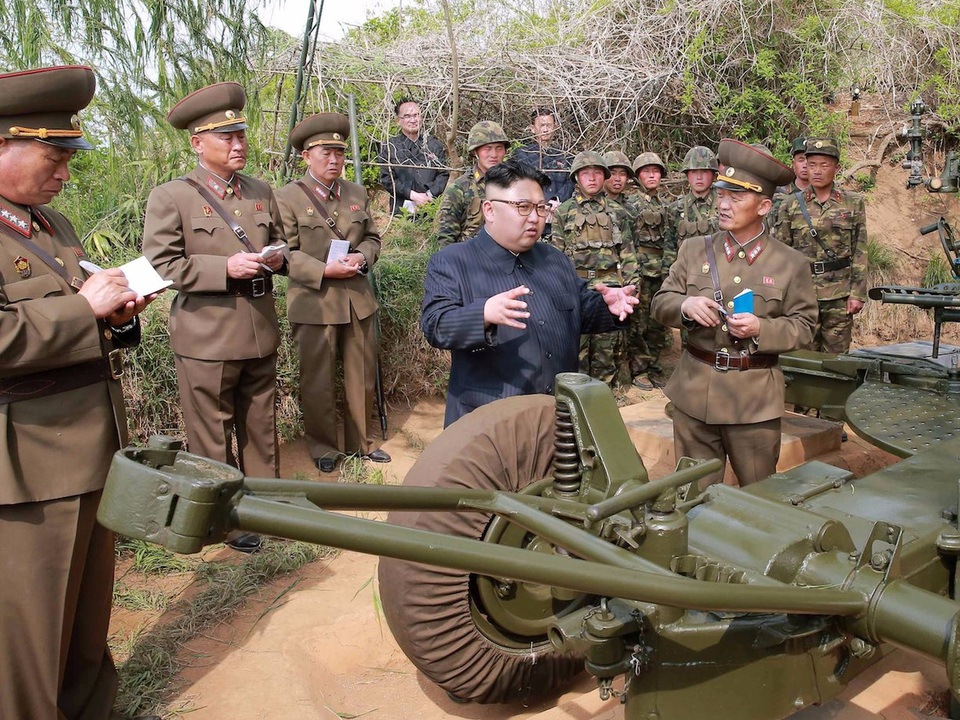 "Giải mã" đội ngũ ghi chép vây quanh nhà lãnh đạo Kim Jong-un - 1
Các quan chức quân đội vây quanh nhà lãnh đạo Kim Jong-un với cuốn sổ ghi chép trên tay. (Ảnh: Reuters)