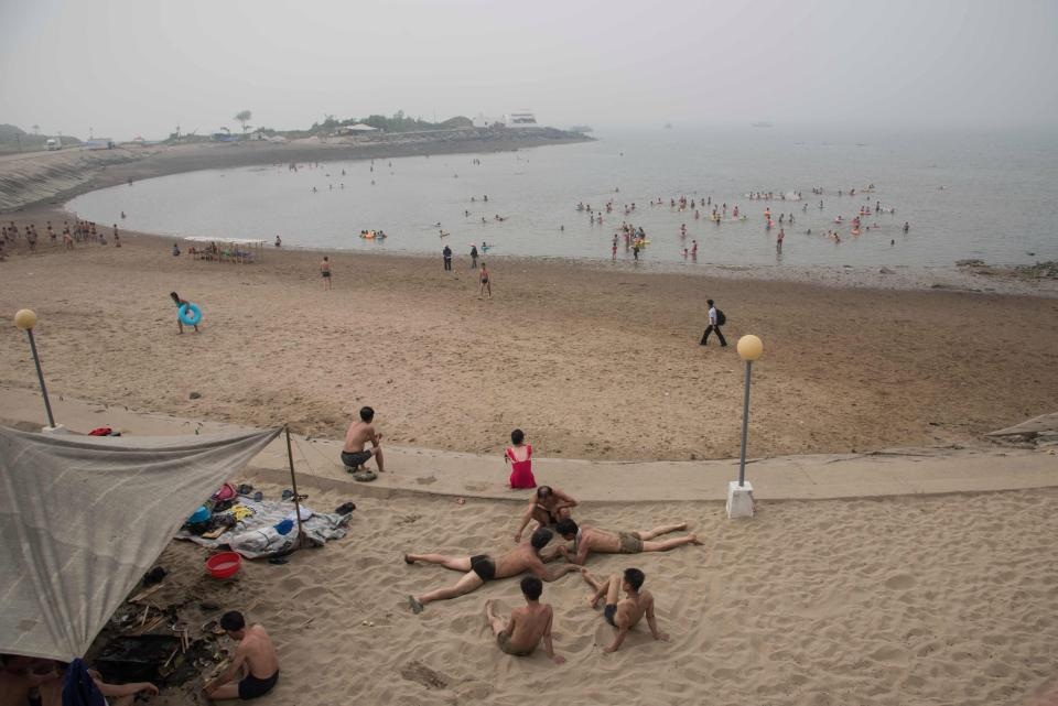 Người Triều Tiên vui chơi “thả ga” trên bãi biển - 8 Dailymail dẫn một số nguồn tin hồi tháng 6 cho biết nhà lãnh đạo Kim Jong-un được cho là đã ra lệnh xây dựng một khu nghỉ mát giống phong cách của Tây Ban Nha ngay tại bãi biển Triều Tiên, sau khi 20 quan chức nước này tới thăm các thành phố của Tây Ban Nha trong suốt một tháng. (Ảnh: AFP)