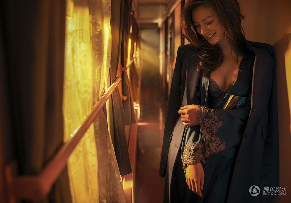 Bất ngờ với hình ảnh táo bạo và gợi cảm của "én nhỏ" Triệu Vy - 7
Triệu Vy quyến rũ và hấp dẫn lạ thường trong góc chụp này!