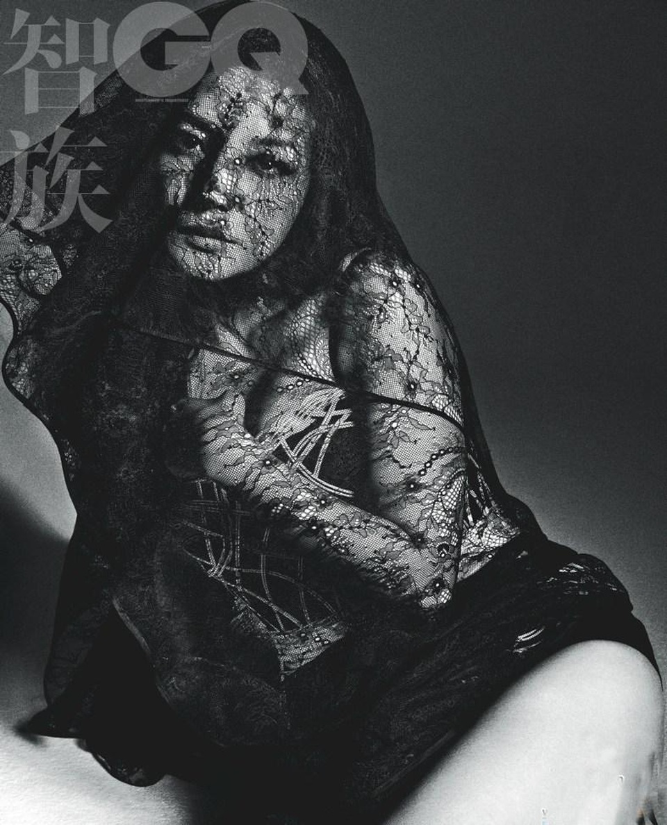 Bất ngờ với hình ảnh táo bạo và gợi cảm của "én nhỏ" Triệu Vy - 17 Bất ngờ với hình ảnh táo bạo và gợi cảm của "én nhỏ" Triệu Vy - 17