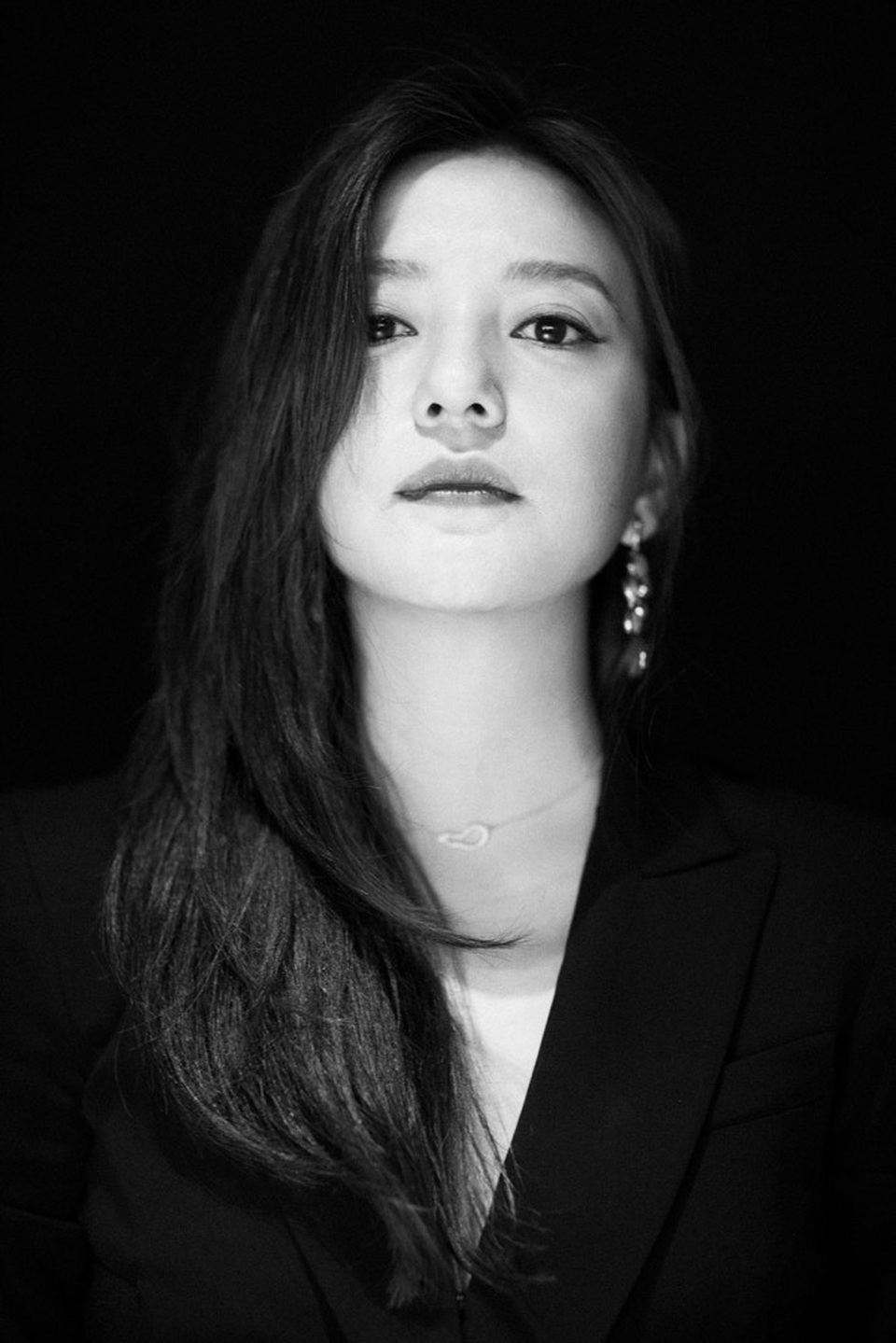 Triệu Vy đẹp ma mị và ấn tượng với gam màu trắng đen - 9
Gương mặt có phần thô của Triệu Vy vẫn rất cuốn hút trong những góc chụp tuyệt vời của nhiếp ảnh gia.