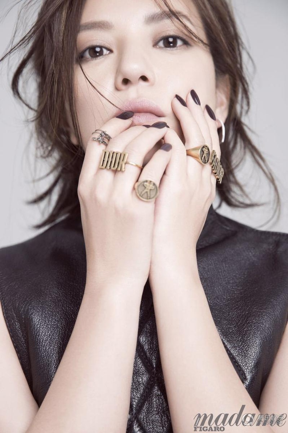 Bất ngờ với hình ảnh táo bạo và gợi cảm của "én nhỏ" Triệu Vy - 15
Triệu Vy từng nói, cô may mắn tìm được một ông chồng không làm việc trong làng giải trí nhưng thấu hiểu và cảm thông cho công việc của cô. Những thời điểm cô vắng nhà triền miên để theo đuổi đam mê điện ảnh, người chăm sóc gia đình và con gái cô chính là ông xã.