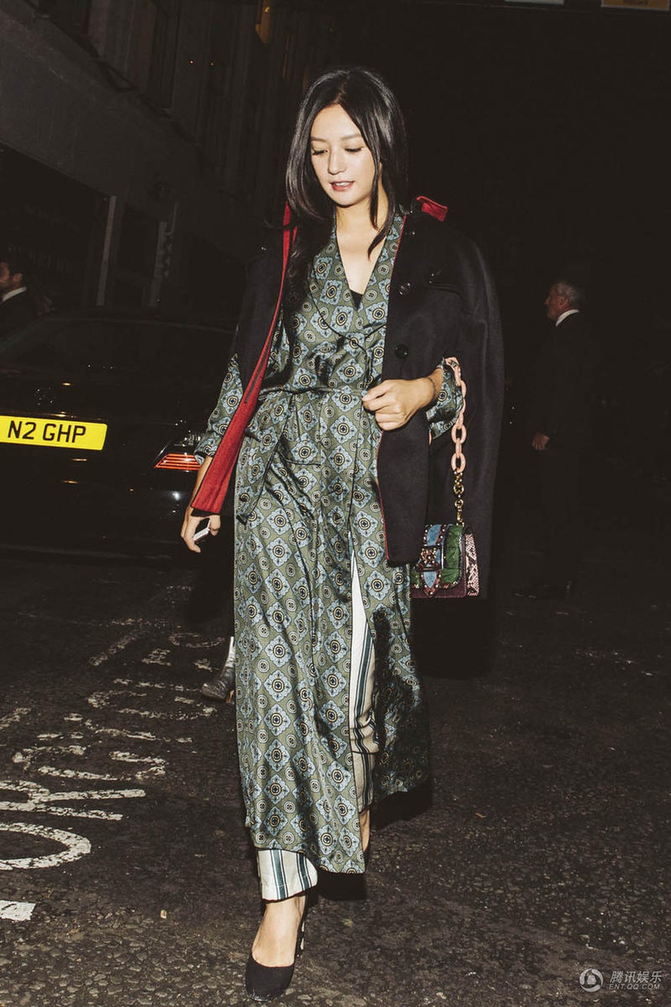 Bất ngờ với hình ảnh táo bạo và gợi cảm của "én nhỏ" Triệu Vy - 25
Những hình ảnh ngoài đời thường của Triệu Vy cũng rất ấn tượng. Cô thích trang điểm nhẹ nhàng, để tóc màu đen truyền thống và suôn thẳng tự nhiên. Càng nhiều tuổi, Triệu Vy càng trân trọng những giá trị tự nhiên và không thích màu mè. Chính điều đó khiến khán giả yêu mến cô hơn nữa.