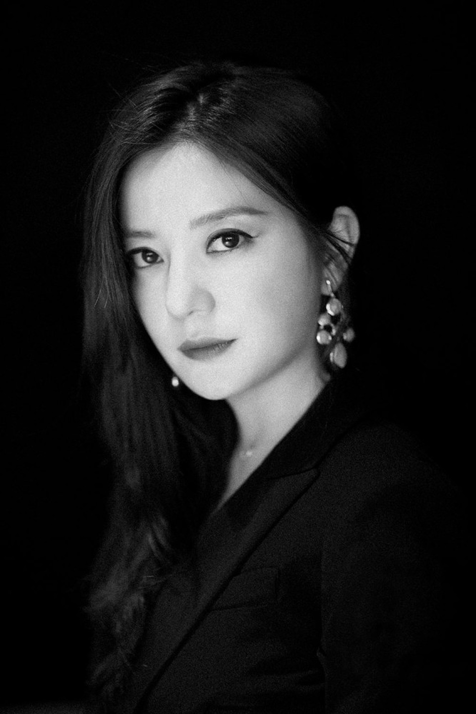 Triệu Vy đẹp ma mị và ấn tượng với gam màu trắng đen - 8 Triệu Vy đẹp ma mị và ấn tượng với gam màu trắng đen - 8