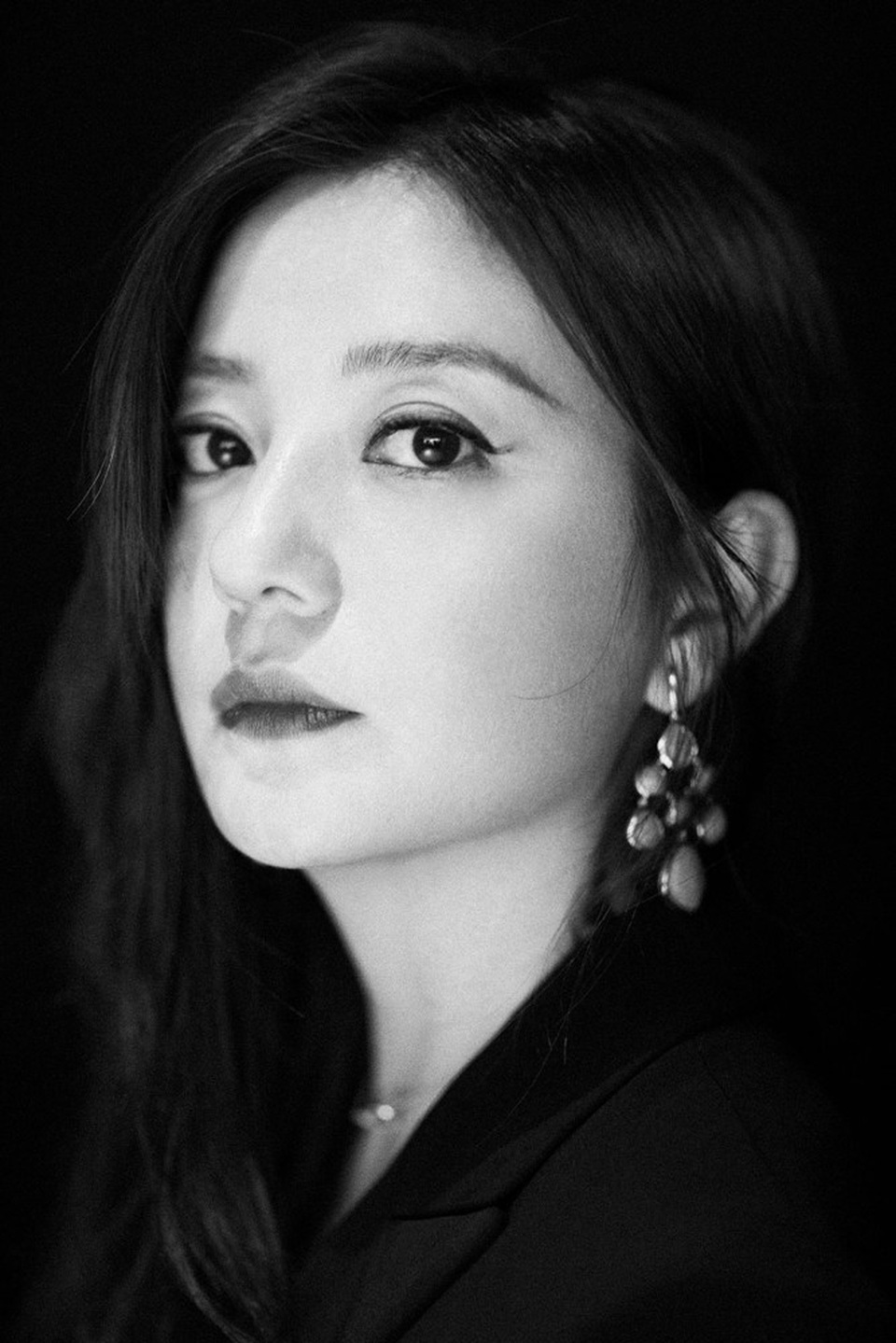 Triệu Vy đẹp ma mị và ấn tượng với gam màu trắng đen - 7
Đôi mắt của Triệu Vy vẫn đẹp và cuốn hút như ngày nào. Nhưng thay cho sự trong sáng lí lắc của Tiểu Yến Tử 20 năm trước, giờ đây, ánh mắt của Triệu Vy hiền dịu và chứa đựng nội tâm hơn.