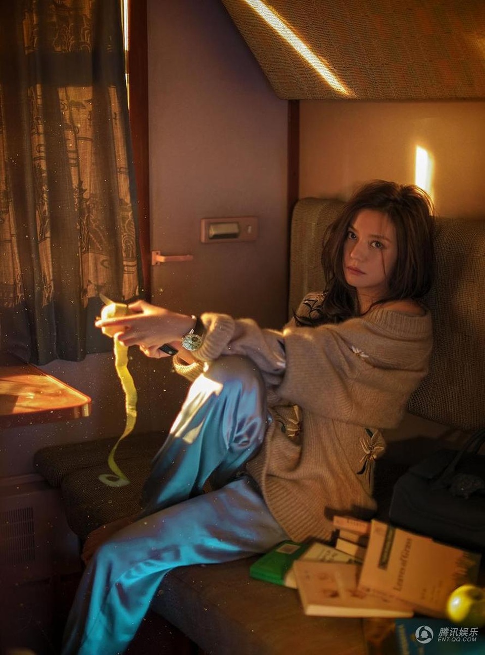 Bất ngờ với hình ảnh táo bạo và gợi cảm của "én nhỏ" Triệu Vy - 4
Những hình ảnh này của Triệu Vy khiến khán giả nhớ đến tạo hình của nữ diễn viên nổi tiếng trong bộ phim Gác Kiếm thực hiện từ năm 2002. Trong phim, Triệu Vy vào vai cô em gái lém lỉnh của một nữ sát thủ muốn giải nghệ sau khi đã tìm được tình yêu (Thư Kỳ đóng).