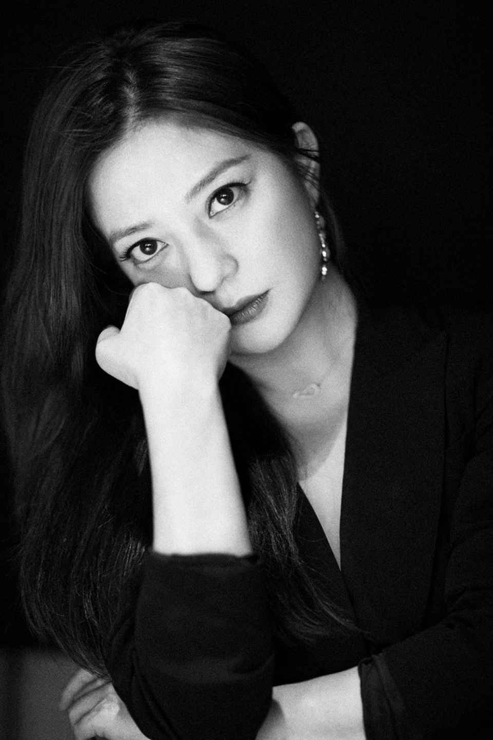 Triệu Vy đẹp ma mị và ấn tượng với gam màu trắng đen - 5
Triệu Vy không theo đuổi vẻ đẹp hoàn mỹ nên chỉ thích những vai diễn đúng tuổi và đòi hỏi khả năng diễn xuất.