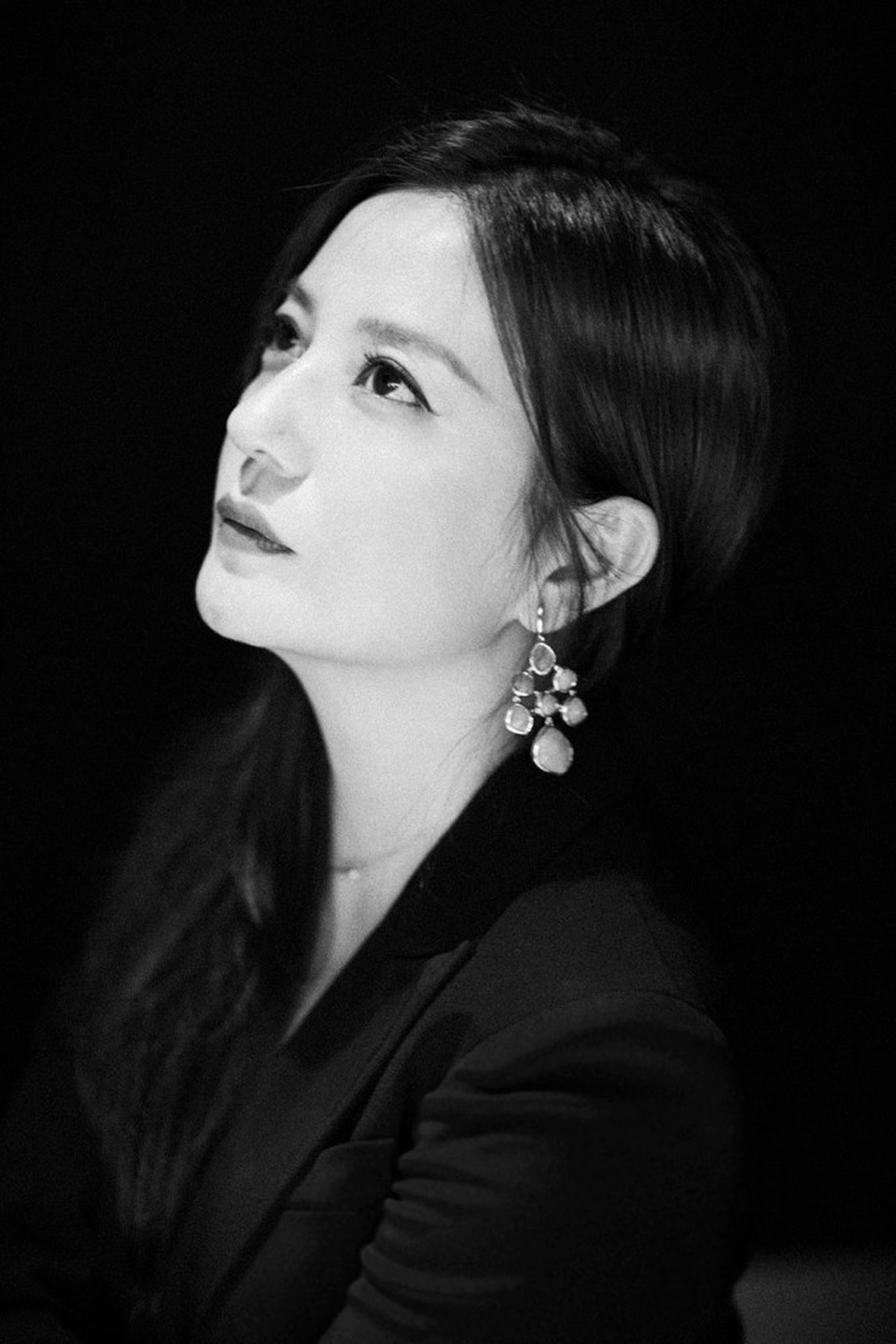 Triệu Vy đẹp ma mị và ấn tượng với gam màu trắng đen - 4
Triệu Vy của hiện tại là một đạo diễn, nhà sản xuất điện ảnh kiêm công việc một diễn viên. Cô nói không với phẫu thuật thẩm mỹ dù hiểu rằng, vẻ ngoài là điều quan trọng đối với một nghệ sĩ.