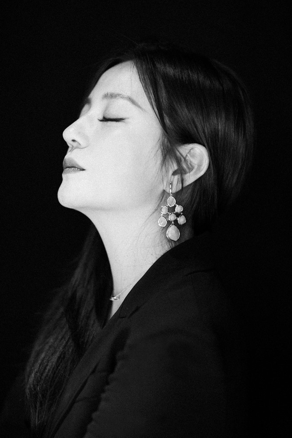 Triệu Vy đẹp ma mị và ấn tượng với gam màu trắng đen - 3
Cô diện đồ đen, để tóc đen và trang điểm rất nhẹ nhàng. Triệu Vy thừa nhận, cô là người không quan tâm lắm đến vẻ ngoài nên chỉ trang điểm khi tham dự sự kiện hay đóng phim.