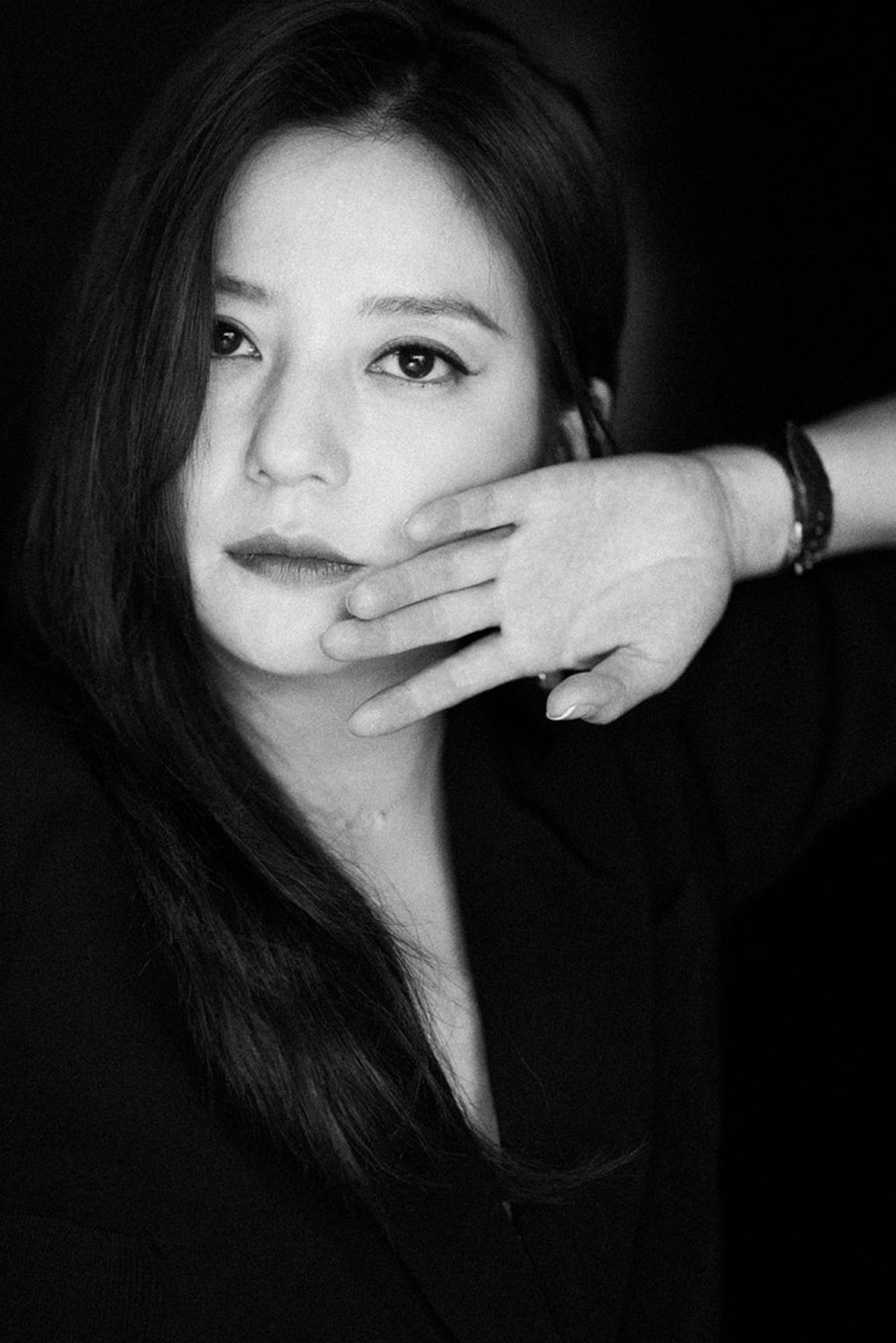 Triệu Vy đẹp ma mị và ấn tượng với gam màu trắng đen - 2
Én nhỏ muốn bộc lộ toàn bộ cảm xúc qua ánh mắt trong loạt ảnh cận cảnh này.