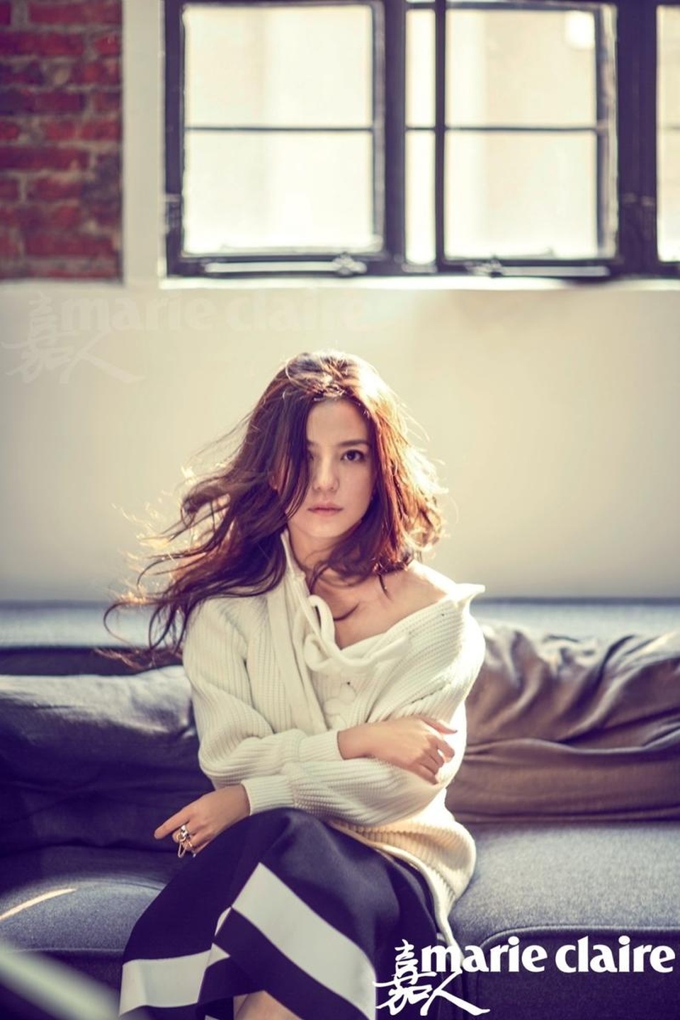 Bất ngờ với hình ảnh táo bạo và gợi cảm của "én nhỏ" Triệu Vy - 8
Ngôi sao nổi tiếng của Hoàn châu cách cách còn là gương mặt trang bìa của tạp chí Marie Claire, số tháng 3/2016.