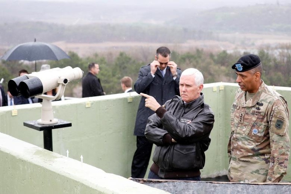 Bán đảo Triều Tiên "căng như dây đàn" - 13
Phó Tổng thống Mỹ Mike Pence tại một đài quan sát ở tỉnh Paju, gần khu vực phi quân sự ngăn cách Hàn Quốc, Triều Tiên trong chuyến thăm Hàn Quốc hôm 17/4.