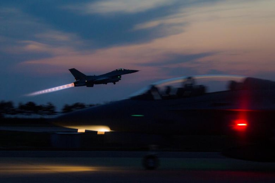 Bán đảo Triều Tiên "căng như dây đàn" - 14
Một máy bay chiến đấu F-16 của Không quân Hàn Quốc xuất kích trong cuộc tập trận Thần Sấm 2017 tại căn cứ Kunsan hôm 26/4.