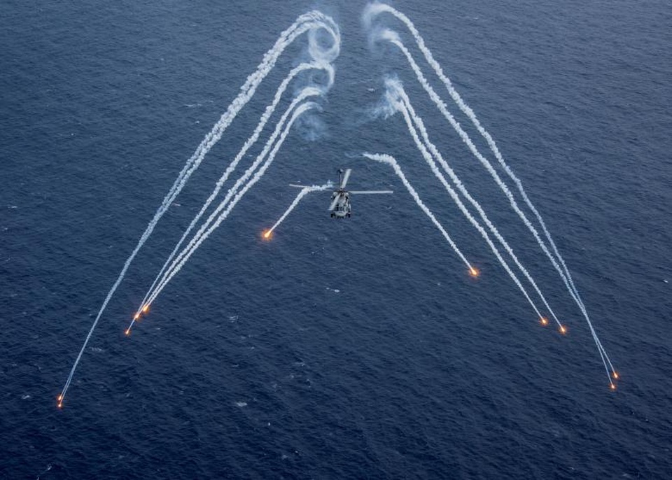 Bán đảo Triều Tiên "căng như dây đàn" - 11
Một trực thăng MH-60R Sea Hawk của Hải quân Mỹ bắn pháo sáng khi tập trận gần tàu sân bay USS Carl Vinson ở vùng biển Philippines hôm 24/4.