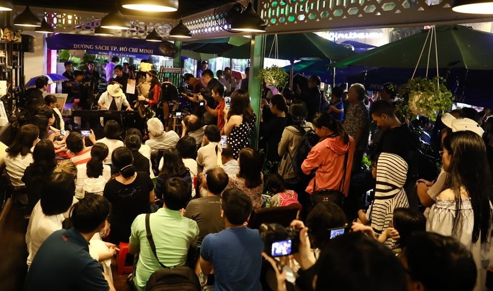 Sài Gòn mưa tầm tã, đêm nhạc "Nhớ Trịnh Công Sơn" vẫn ấm áp - 2 Toàn bộ âm thanh, ánh sáng và sân khấu ngoài trời cũng đành bỏ dở. Đêm nhạc được dời vào không gian cà phê sách trong nhà.