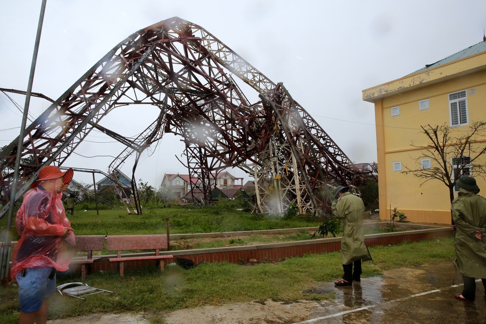 Đoàn kiểm tra tại hiện trường cột ăng-ten truyền hình đổ sập.