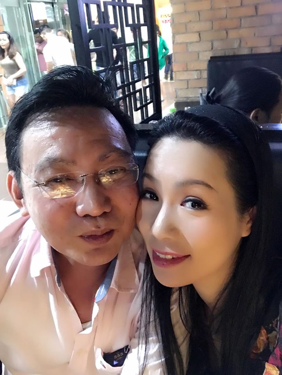 Á hậu Trịnh Kim Chi hạnh phúc bên gia đình và ông xã. Chị cũng lần đầu chia sẻ tình yêu của chồng dành cho mình khi cả hai đến với nhau với tin đồn chị quen đại gia. Nhưng thời điểm đó cả hai gặp rất nhiều khó khăn. Cùng yêu thương nhau và vượt qua để có được hạnh phúc viên mãn như hiện tại.