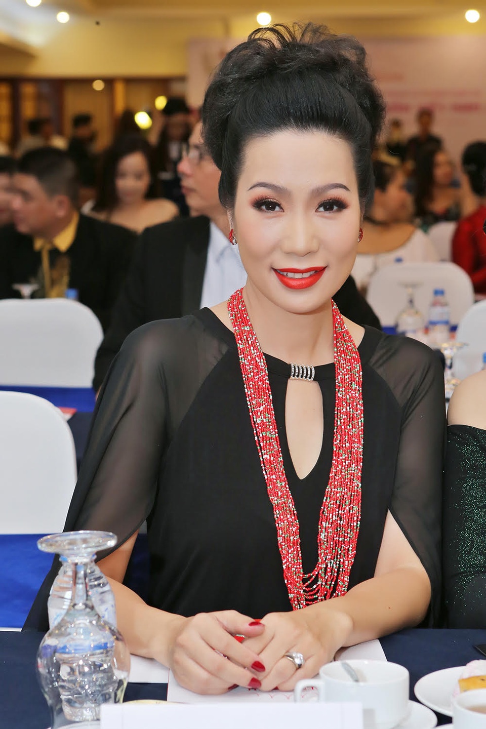 Nữ hoàng doanh nhân Việt Nam được cấp phép, chấp nhận thí sinh “dao kéo”? - 2 “Tôi luôn trân trọng những người phụ nữ dám sống, dám làm và yêu bản thân mình. Phụ nữ hiện tại giỏi nhiều lắm, cụ thể trong cuộc thi này đã có rất nhiều hồ sơ của những nữ doanh nhân mà họ là những Thạc sĩ, Tiến sĩ hẳn hoi”, Trinh Kim Chi nói.