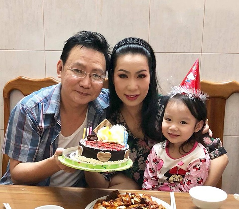 Sao Việt chu du thế giới nhân dịp năm mới - 15 Diễn viên Trịnh Kim Chi chia sẻ ảnh chúc mừng sinh nhật ông xã. Năm nay người đẹp khá bận rộn với sân khấu ngày cuối năm nên con gái lớn làm bánh sinh nhật tặng ba.